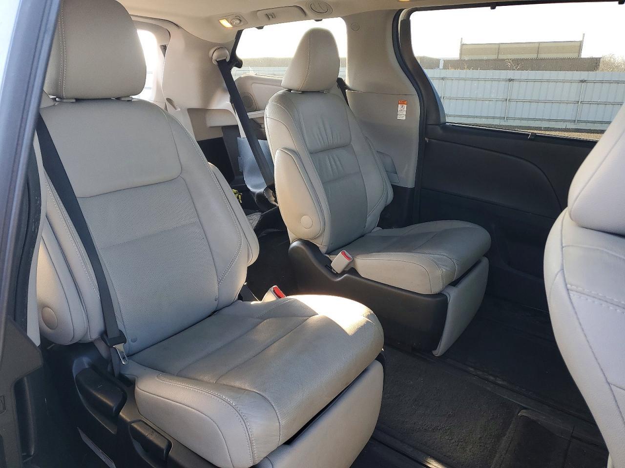 2015 TOYOTA SIENNA