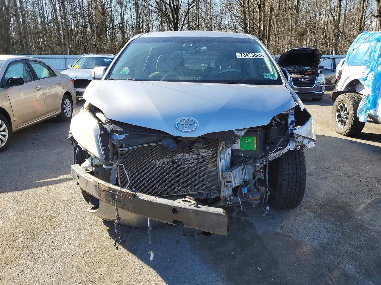 2011 TOYOTA SIENNA