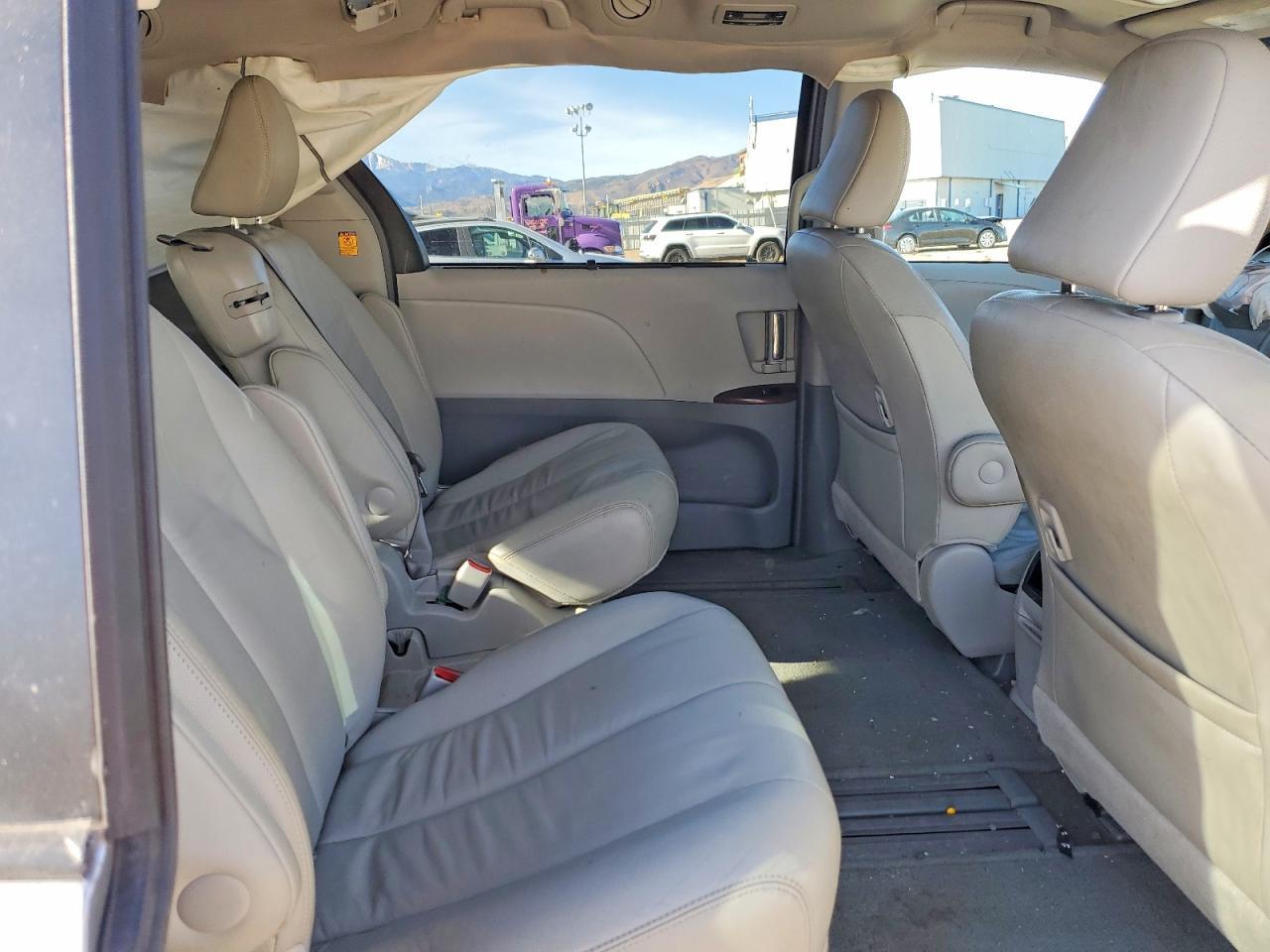 2012 TOYOTA SIENNA