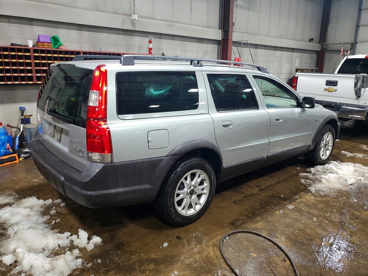 2004 VOLVO XC70