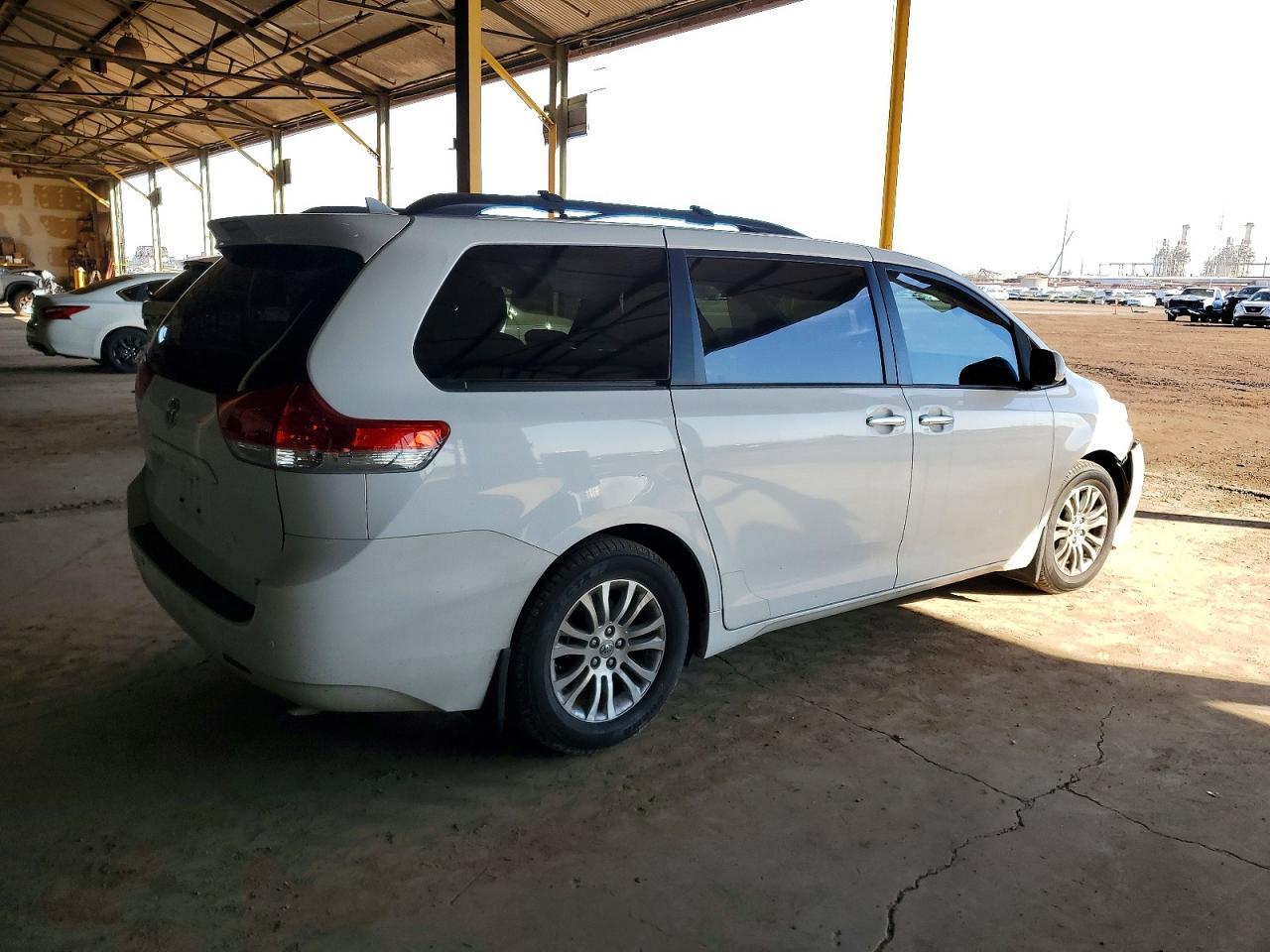 2011 TOYOTA SIENNA
