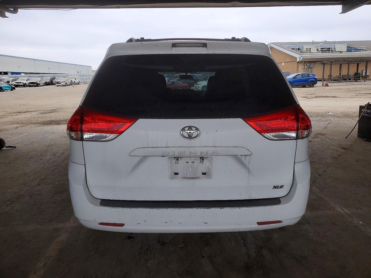 2011 TOYOTA SIENNA
