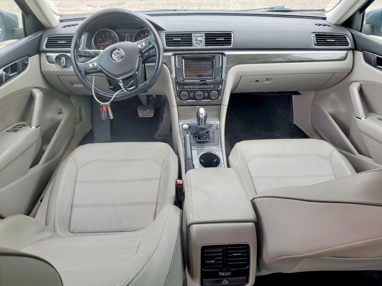2017 VOLKSWAGEN Passat
