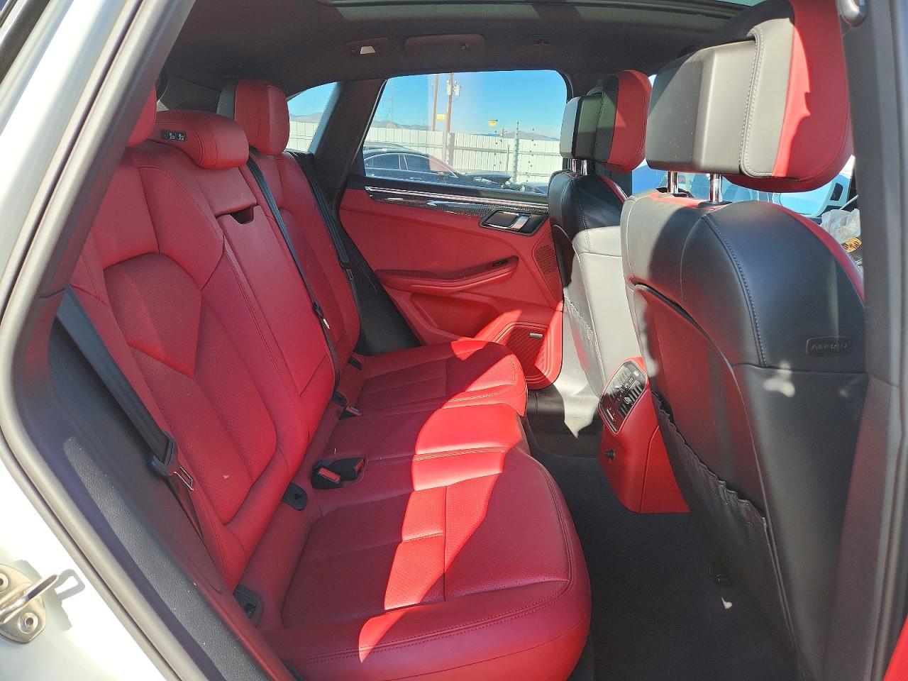 2015 PORSCHE Macan