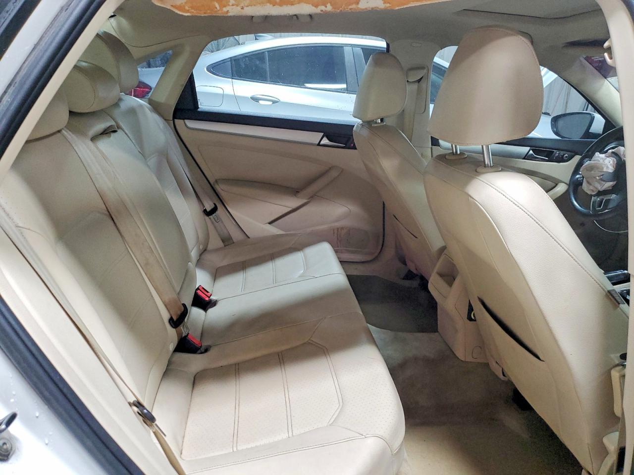 2012 VOLKSWAGEN Passat