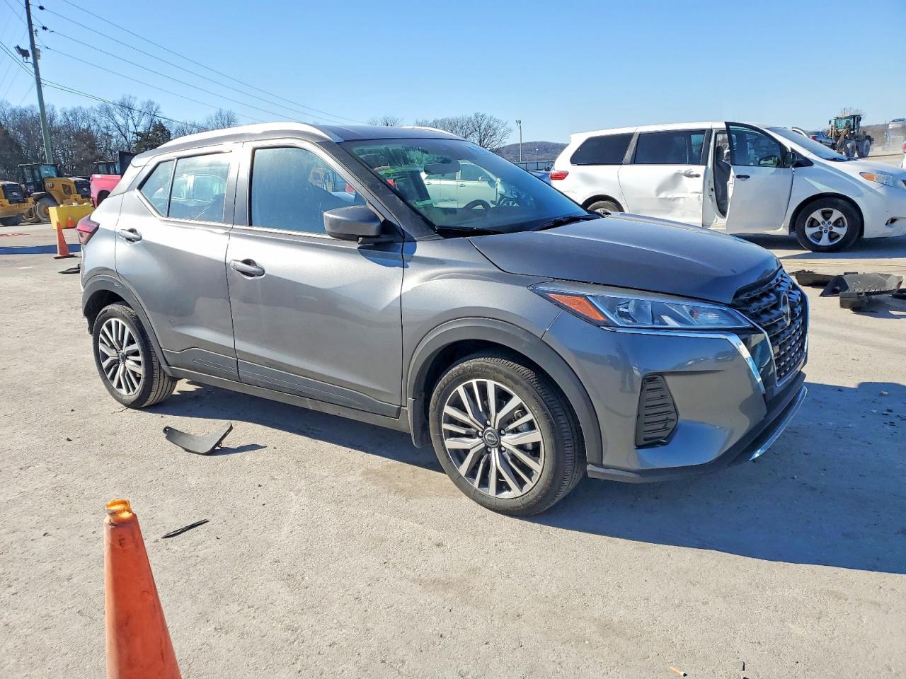 2024 NISSAN KICKS