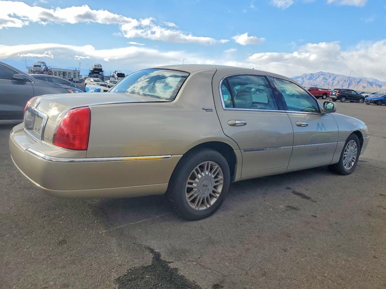 2008 LINCOLN Town Car