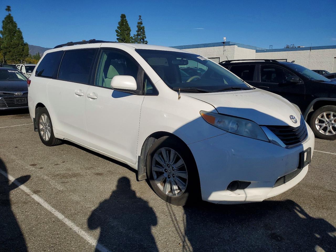 2011 TOYOTA SIENNA