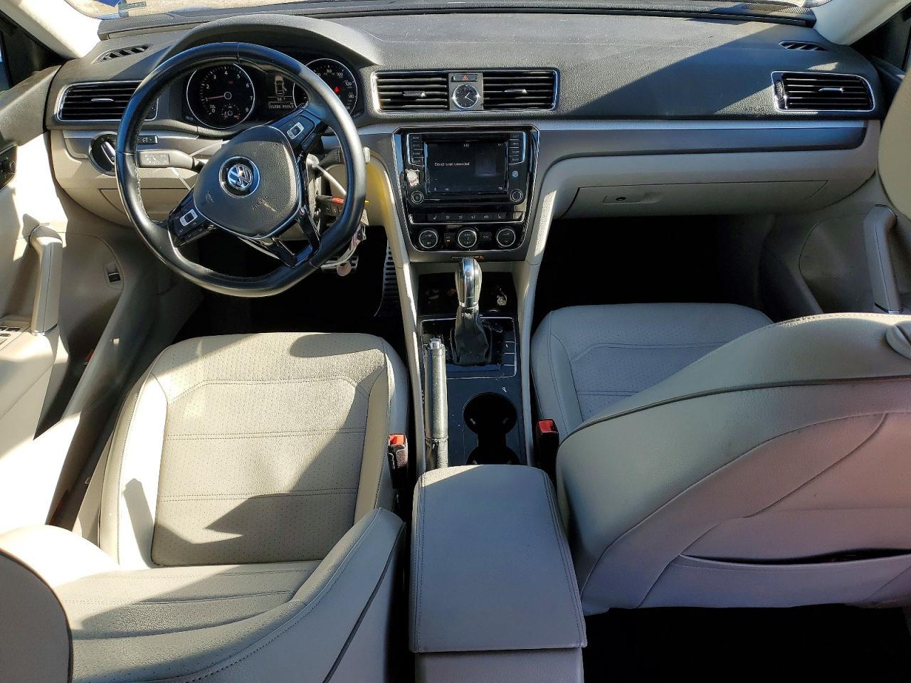 2017 VOLKSWAGEN Passat