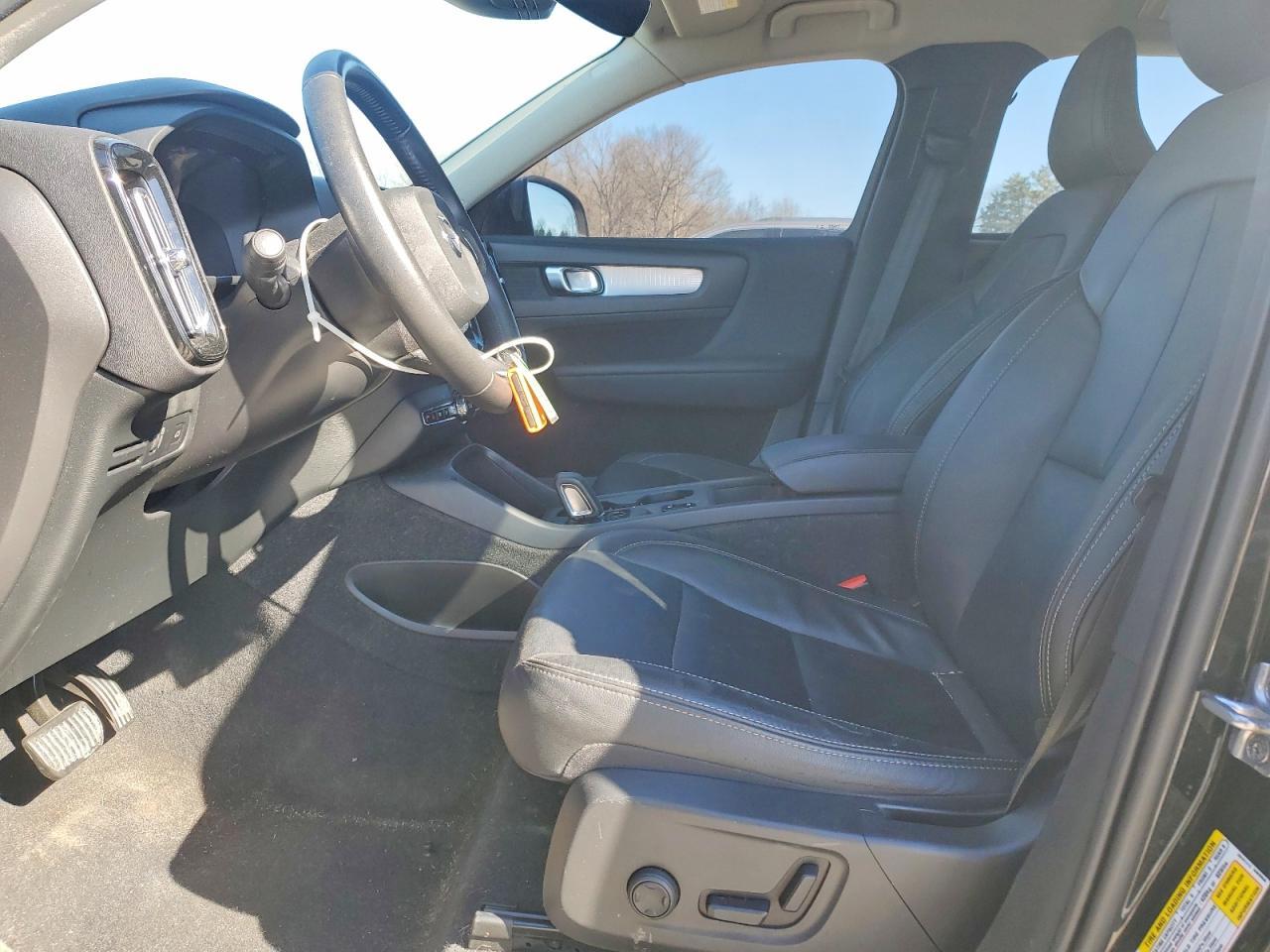 2021 VOLVO XC40