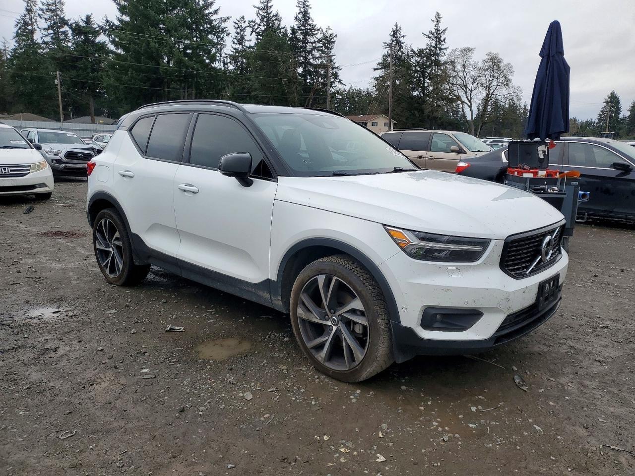2021 VOLVO XC40