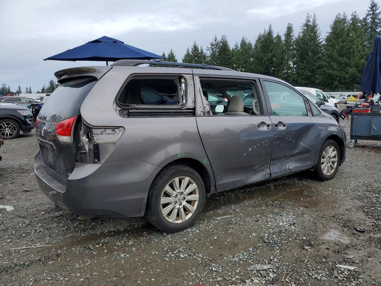 2011 TOYOTA SIENNA