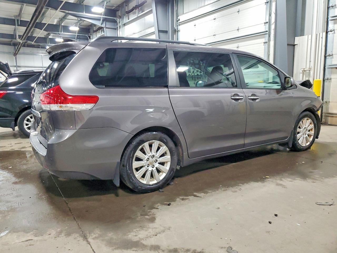 2011 TOYOTA SIENNA