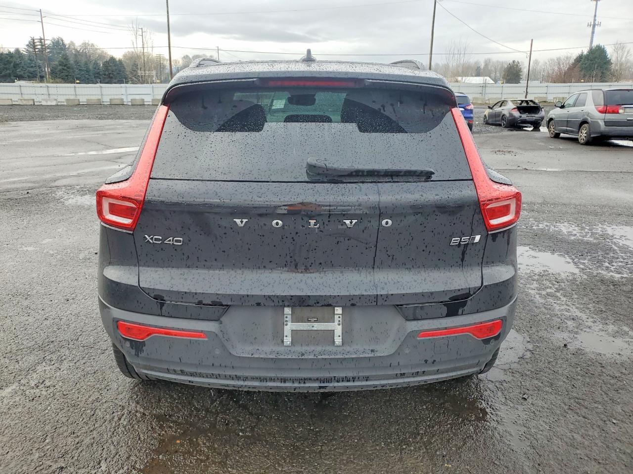 2023 VOLVO XC40