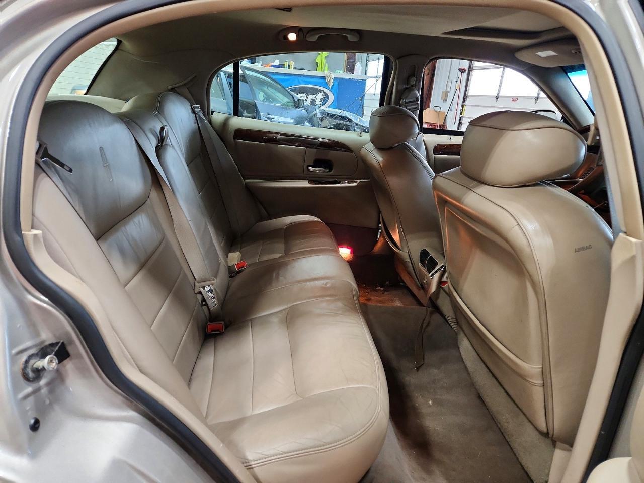 2002 LINCOLN Town Car