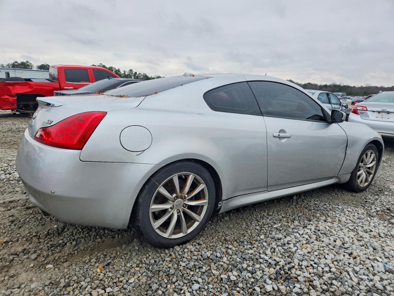 2011 INFINITI G37