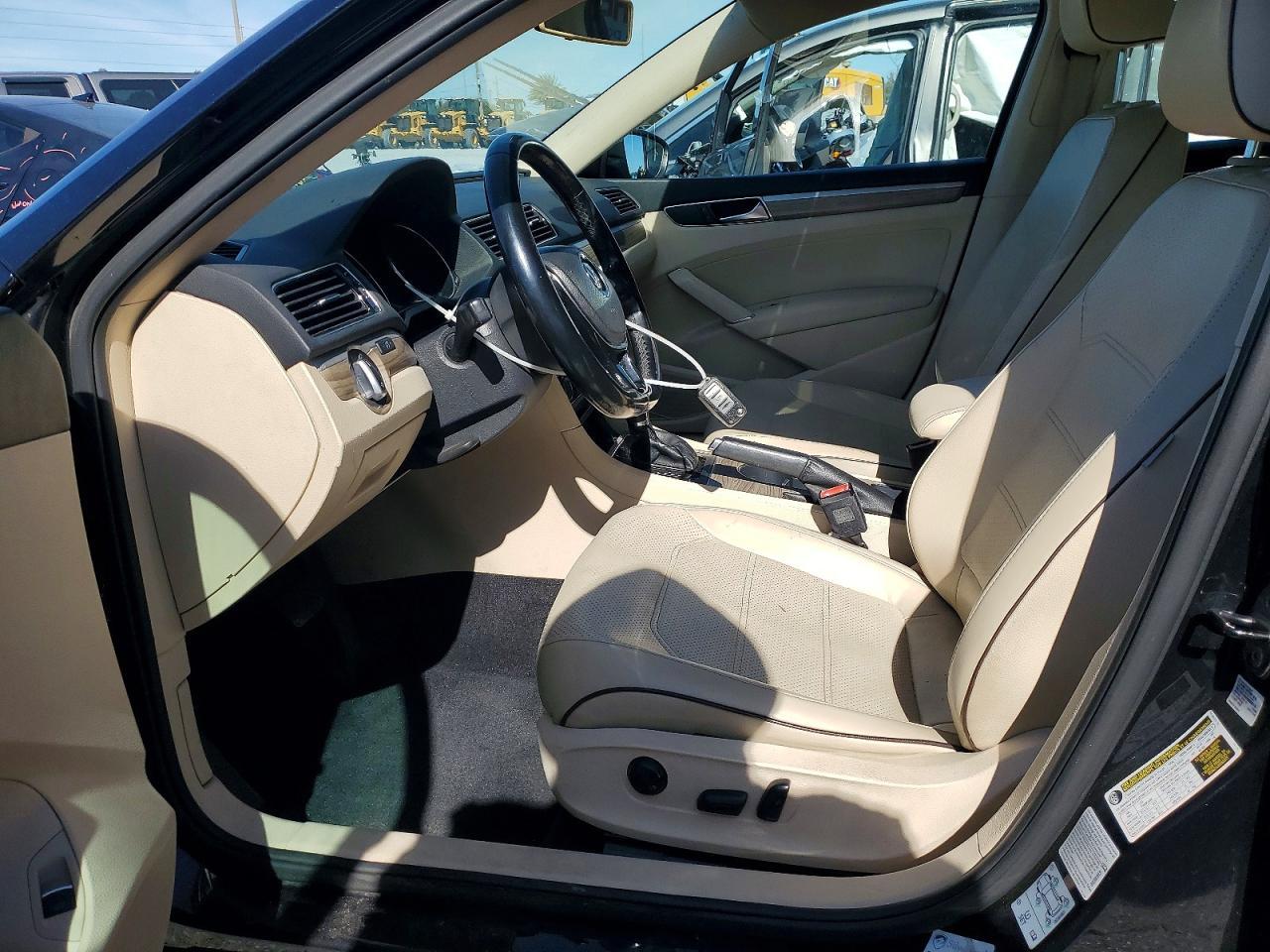 2017 VOLKSWAGEN Passat