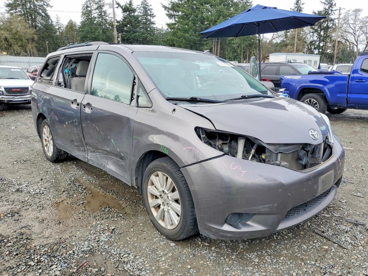 2011 TOYOTA SIENNA