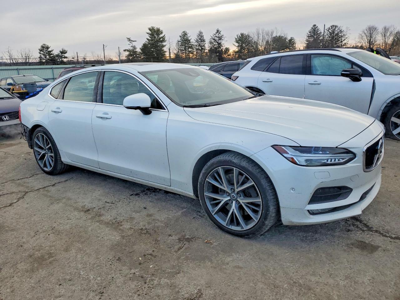 2017 VOLVO S90
