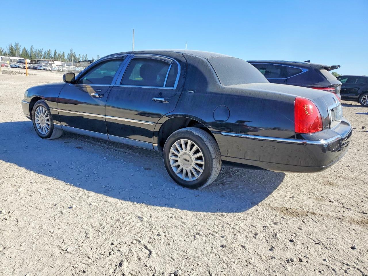 2005 LINCOLN Town Car
