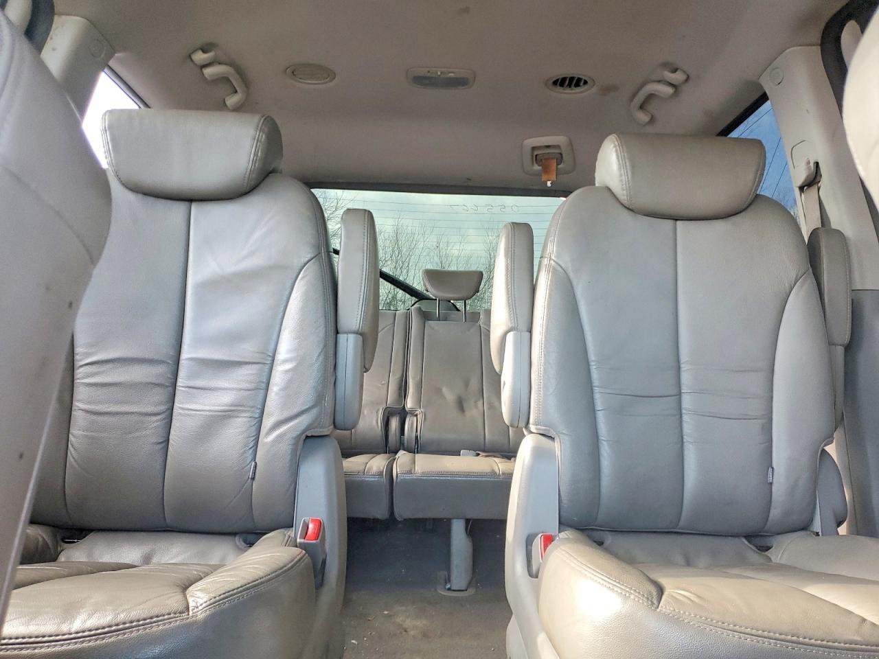 2008 HYUNDAI Entourage