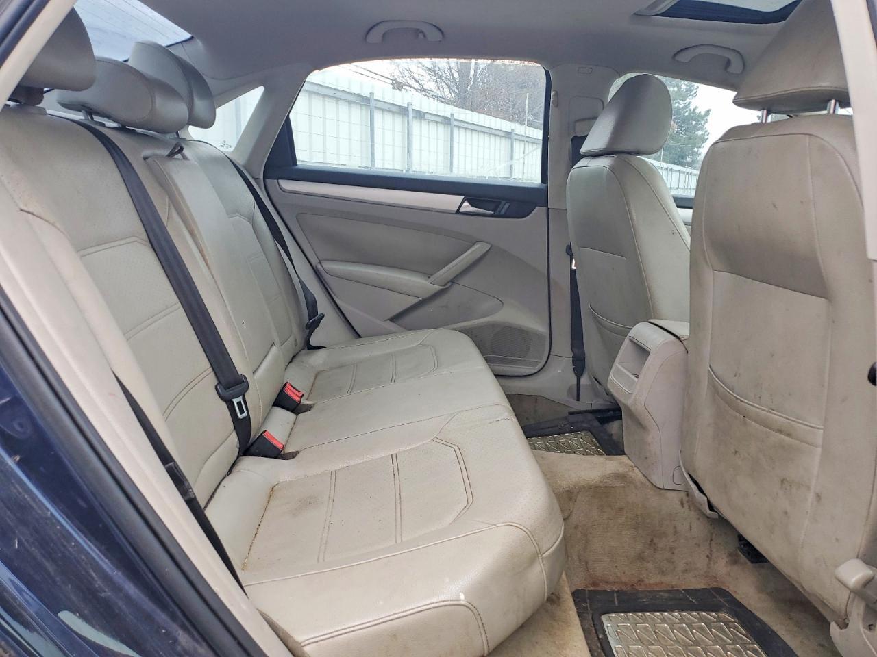 2012 VOLKSWAGEN Passat