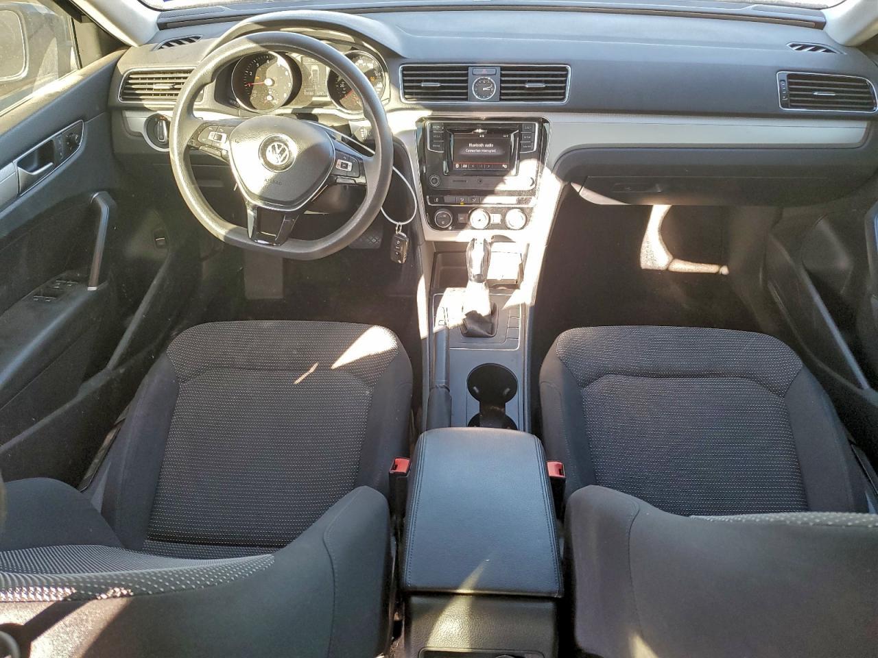 2016 VOLKSWAGEN Passat