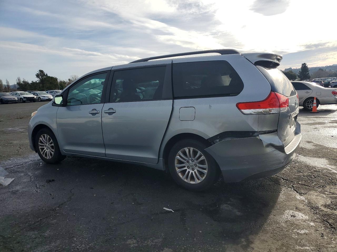 2013 TOYOTA SIENNA