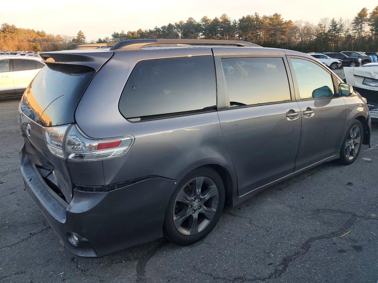 2011 TOYOTA SIENNA