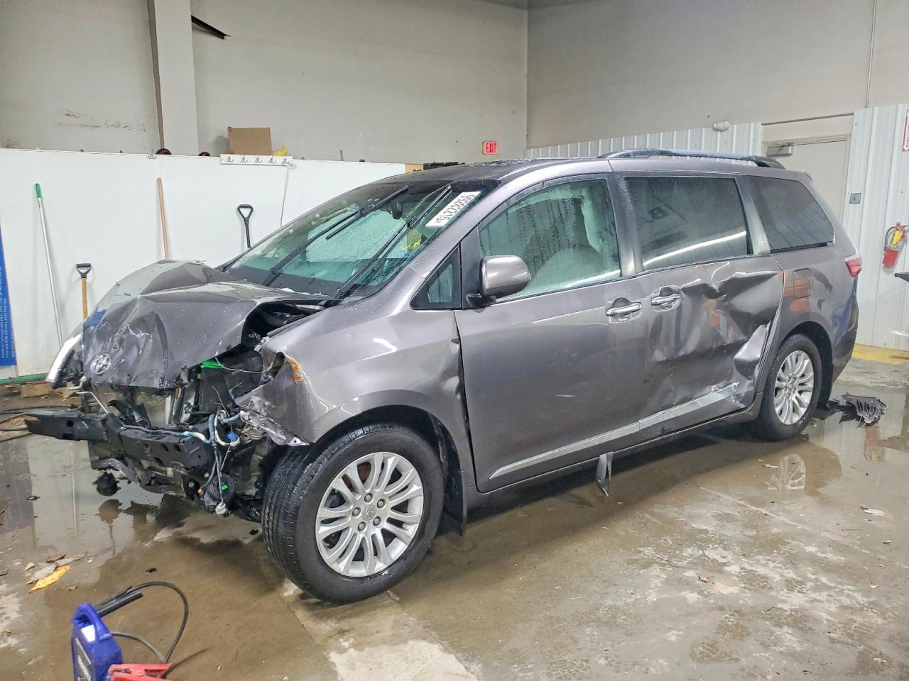2015 TOYOTA SIENNA