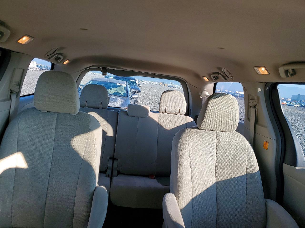 2011 TOYOTA SIENNA