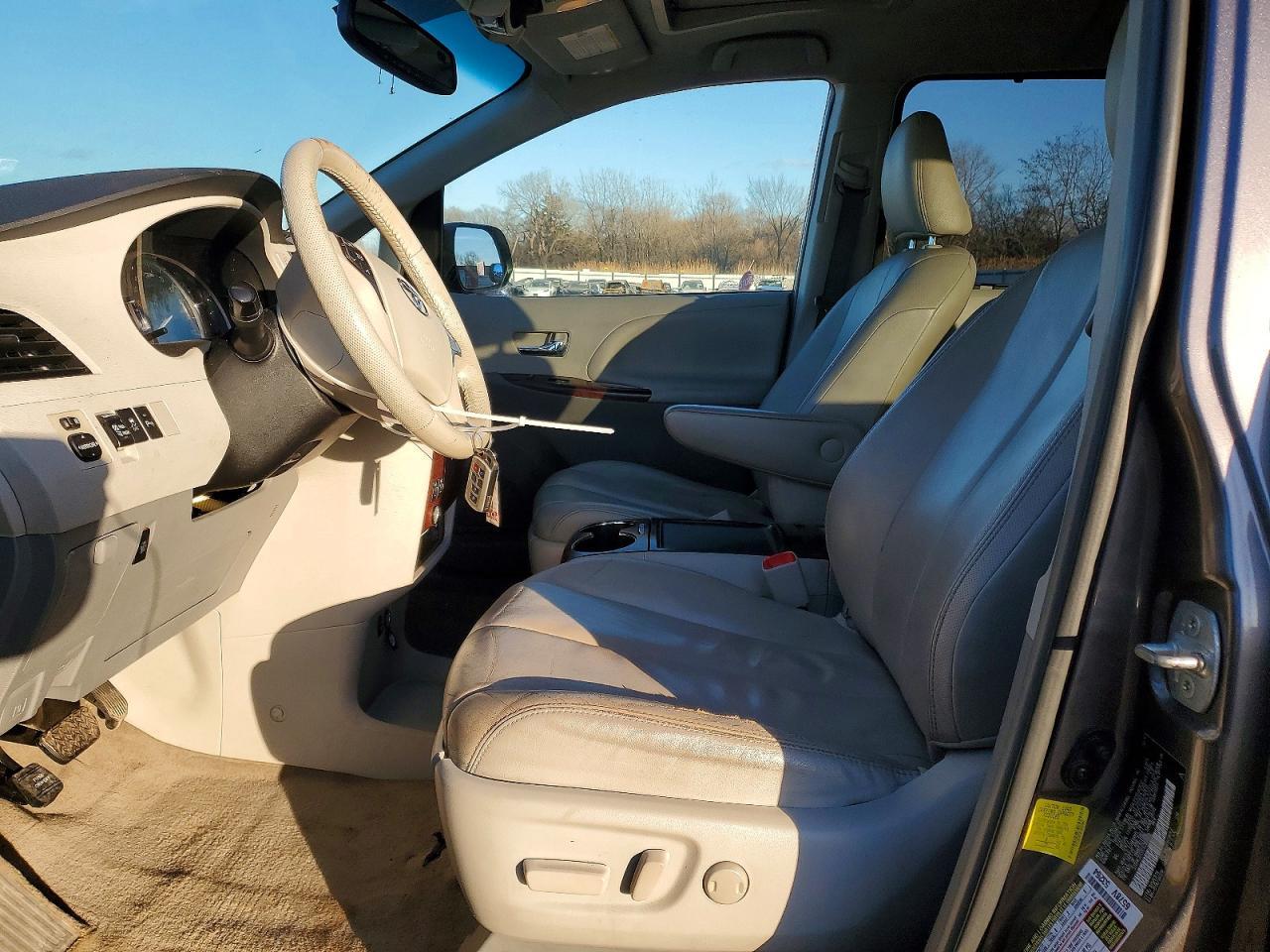 2012 TOYOTA SIENNA