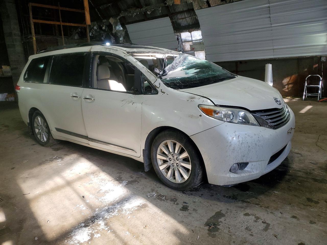2014 TOYOTA SIENNA