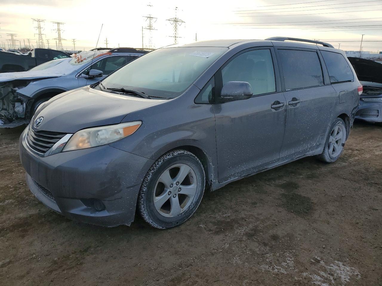 2011 TOYOTA SIENNA
