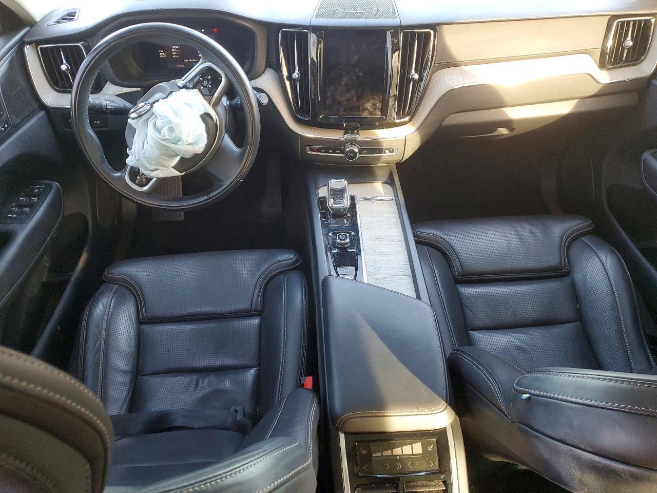 2022 VOLVO XC60