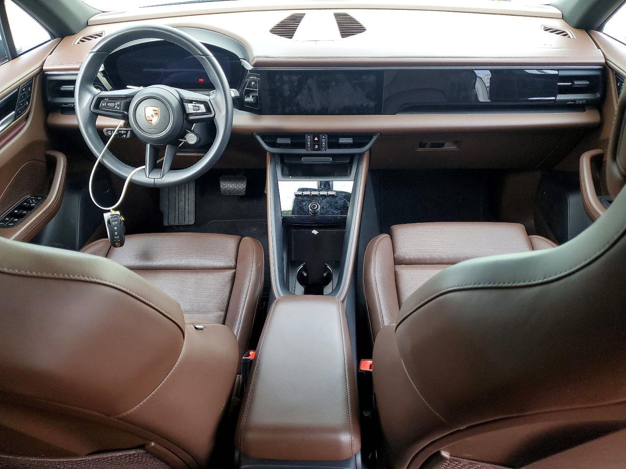 2024 PORSCHE Macan