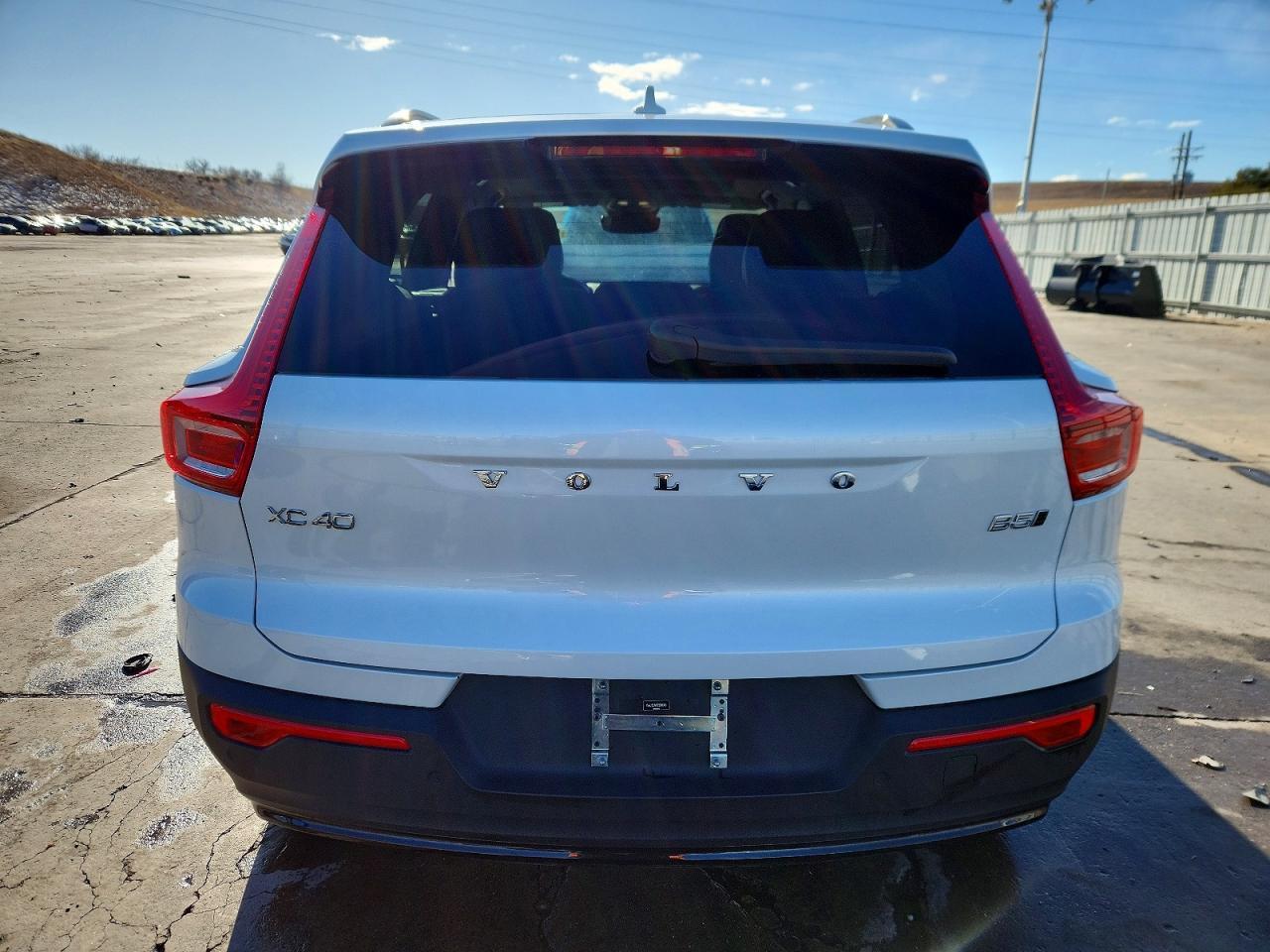 2023 VOLVO XC40