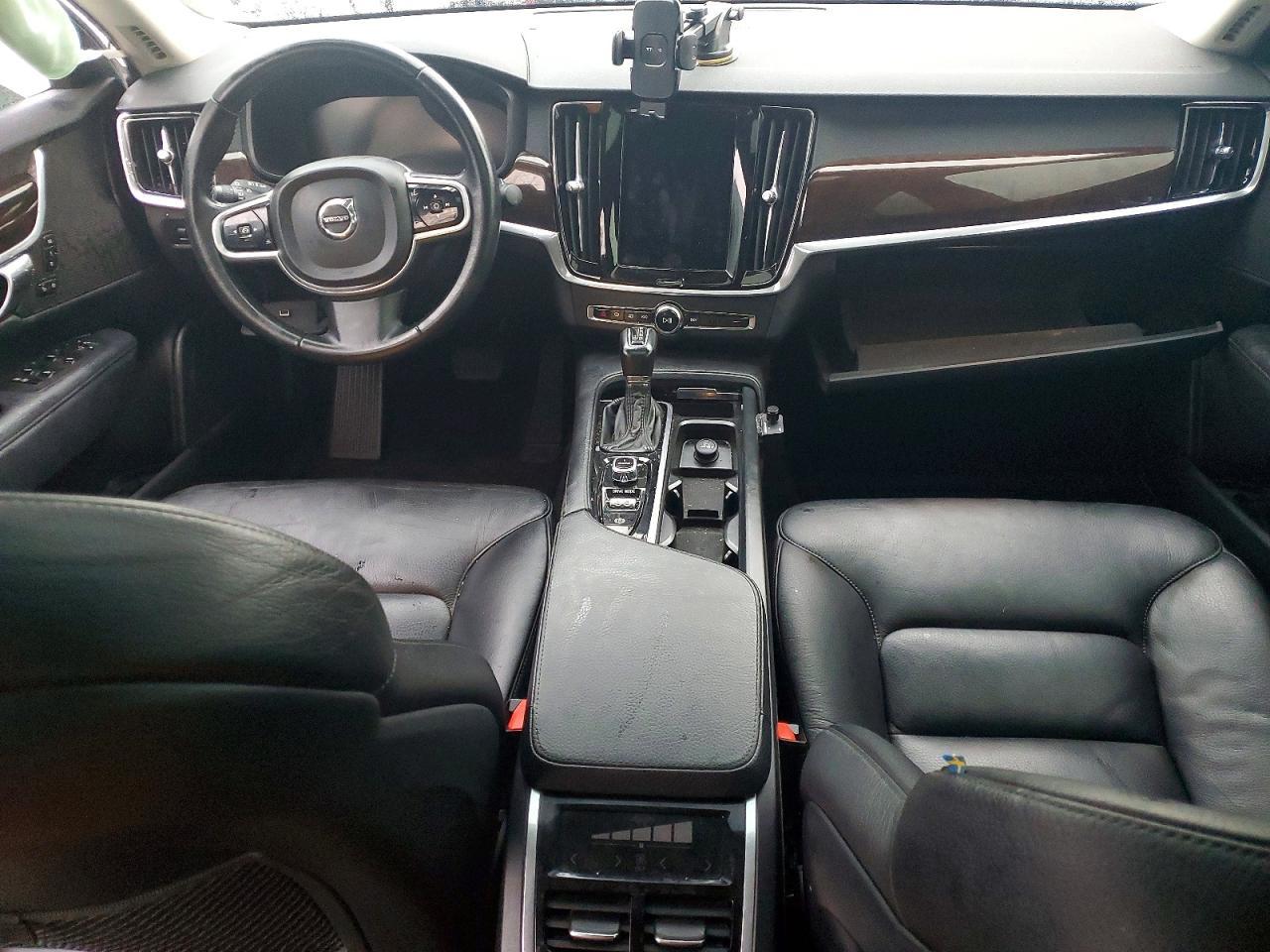2017 VOLVO S90
