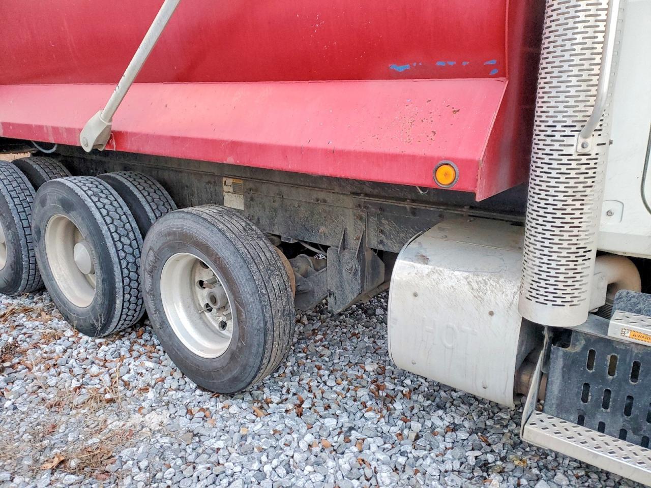 2016 MACK 700 GU700