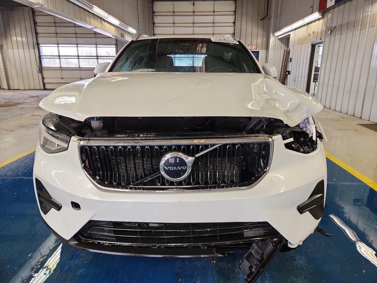 2023 VOLVO XC40