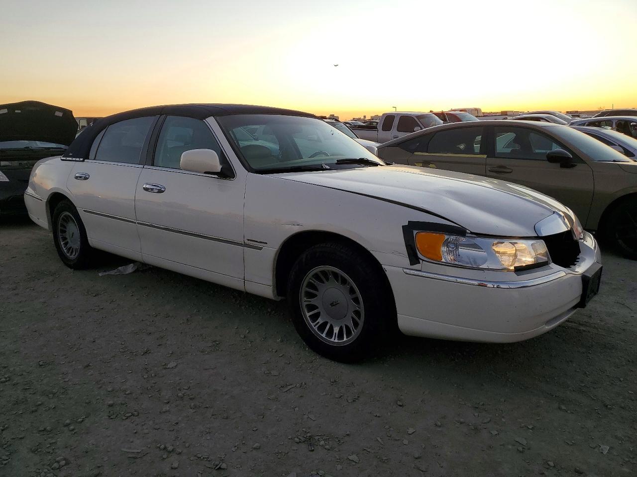 2000 LINCOLN Town Car