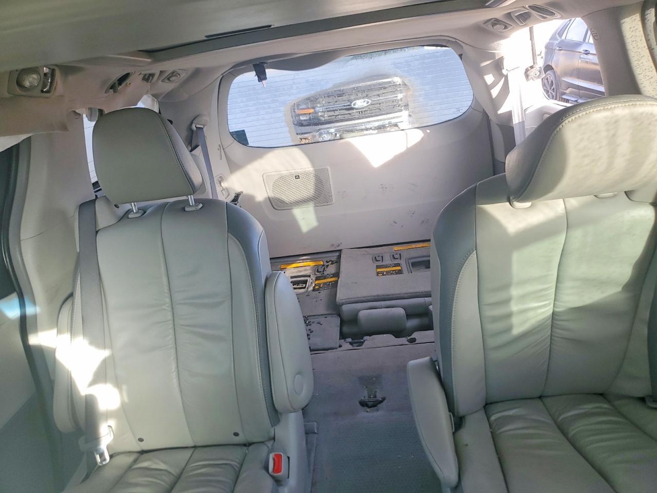 2011 TOYOTA SIENNA