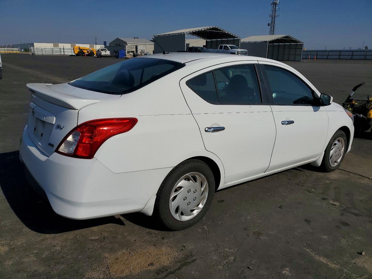 2015 NISSAN VERSA