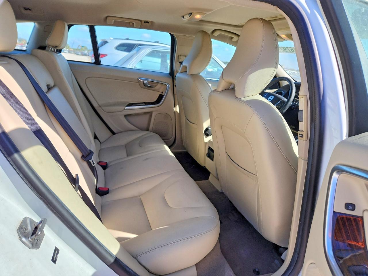 2015 VOLVO V60