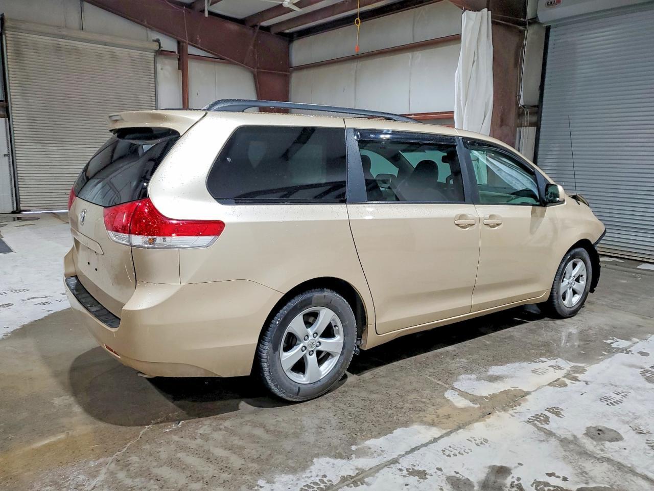 2011 TOYOTA SIENNA