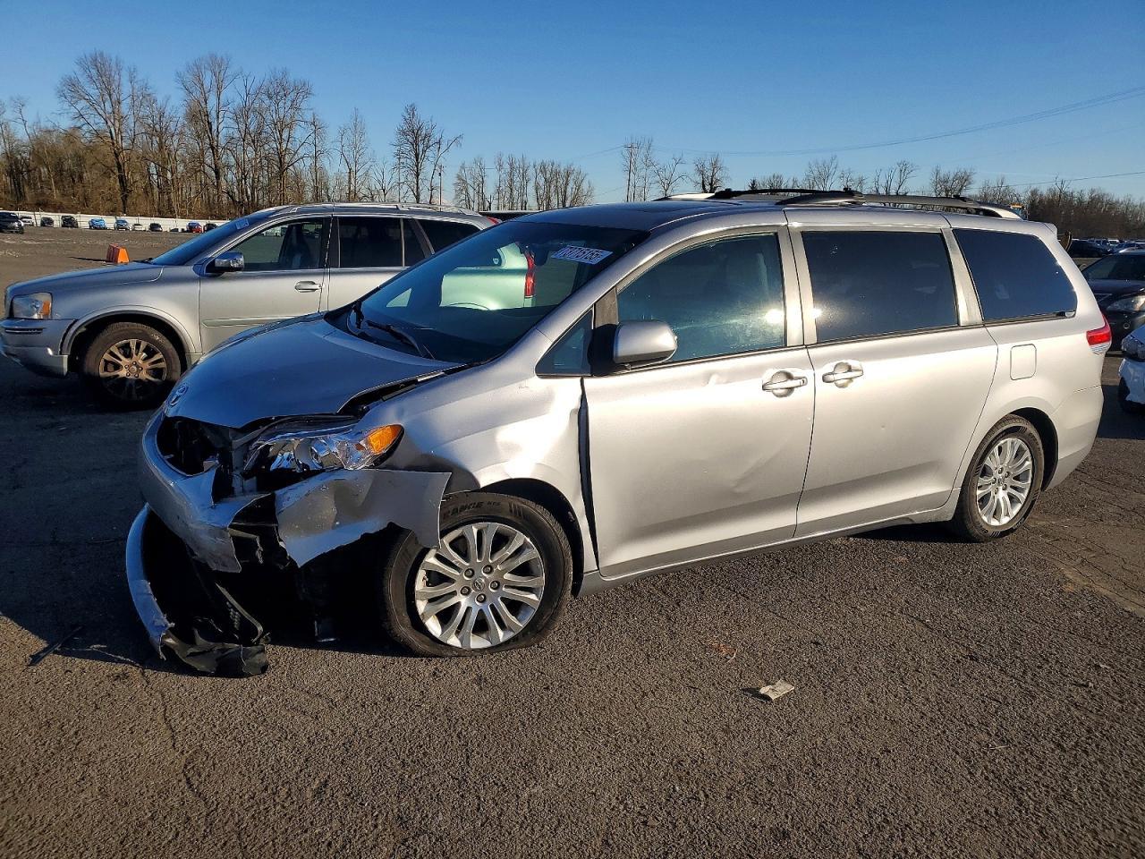 2013 TOYOTA SIENNA