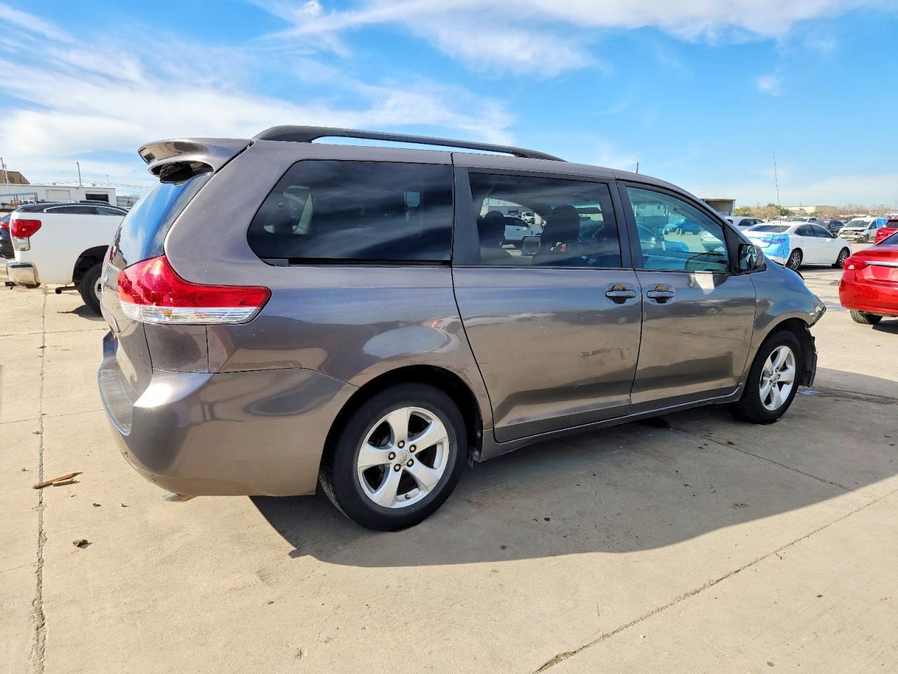2014 TOYOTA SIENNA