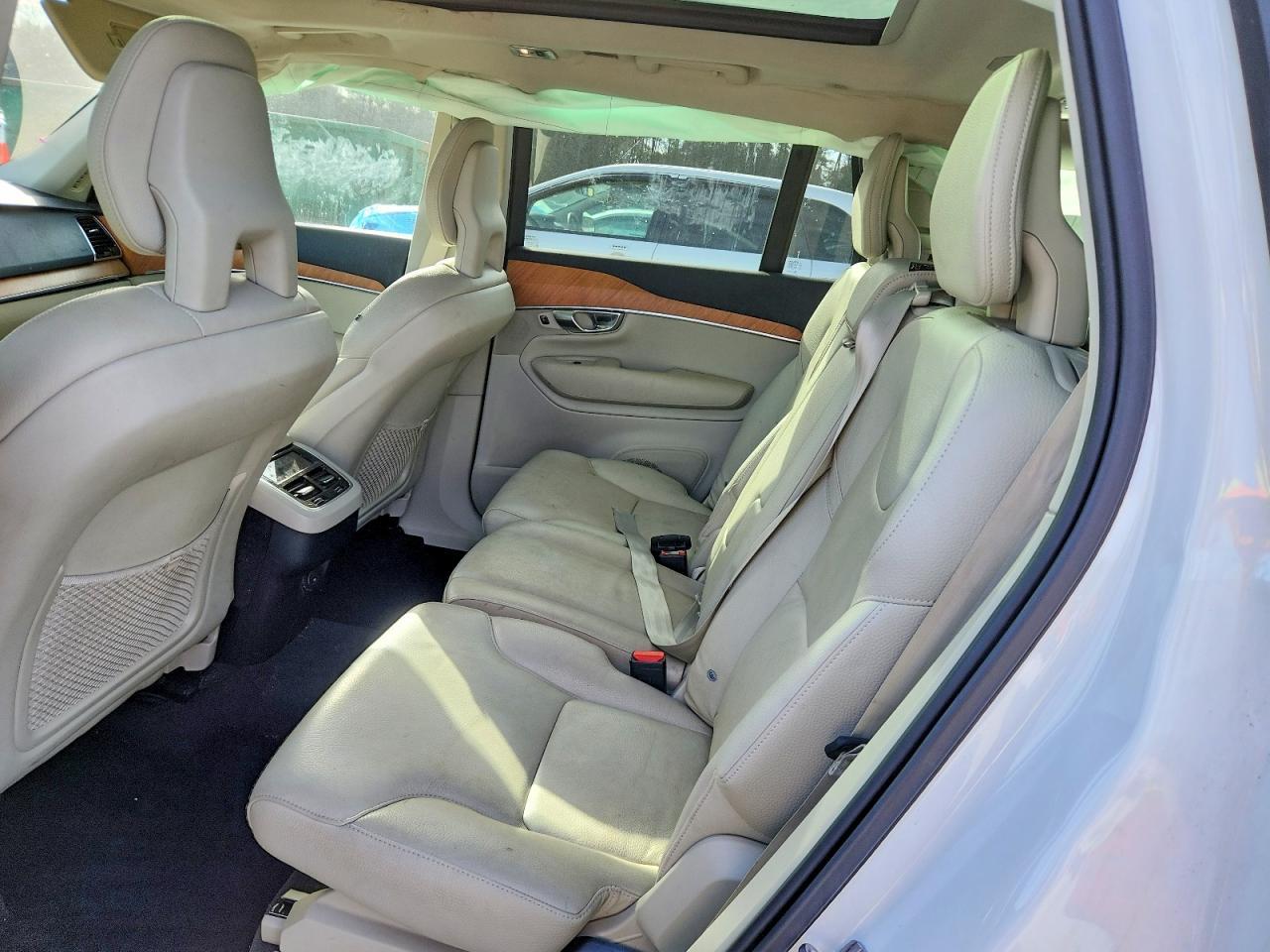 2022 VOLVO XC90