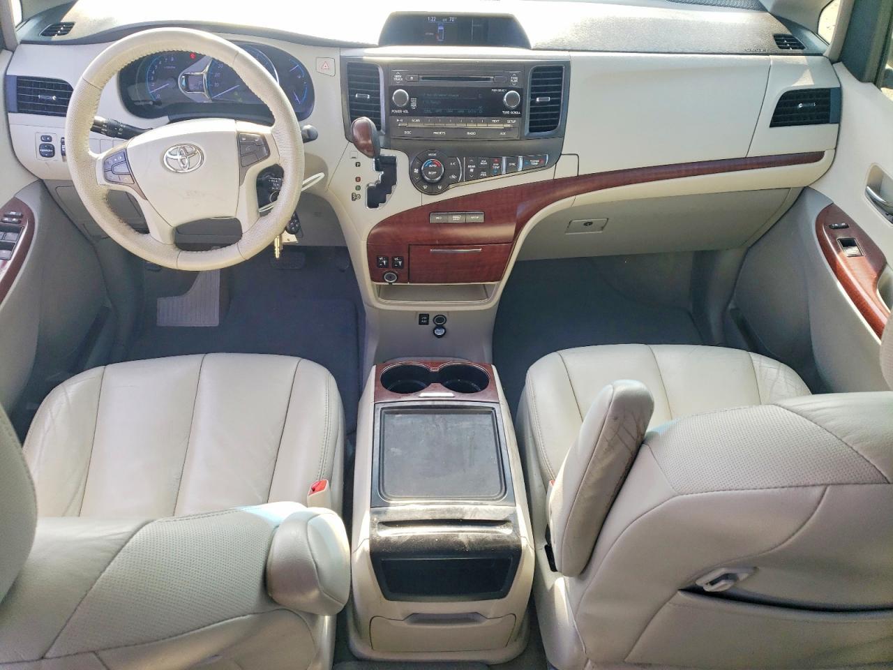 2013 TOYOTA SIENNA
