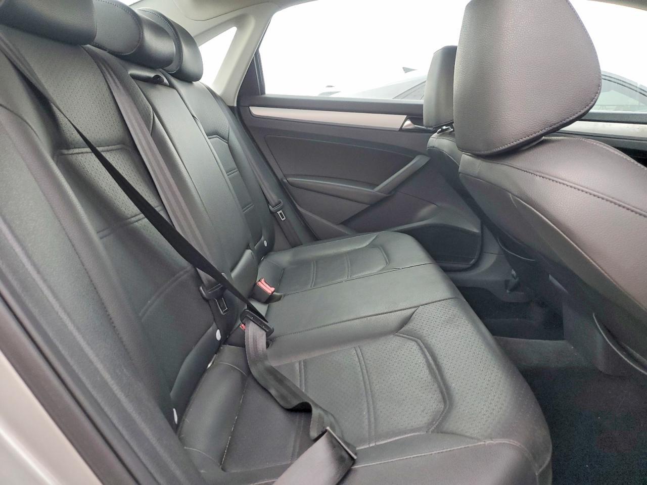 2012 VOLKSWAGEN Passat